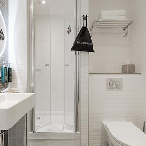 Kamer met Twee Aparte Bedden op de Bovenste Verdiepingen